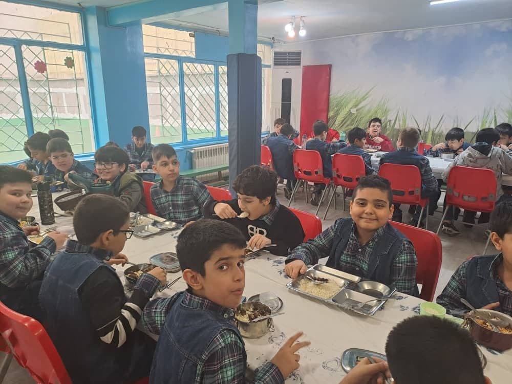 سلف غذاخوری مدرسه